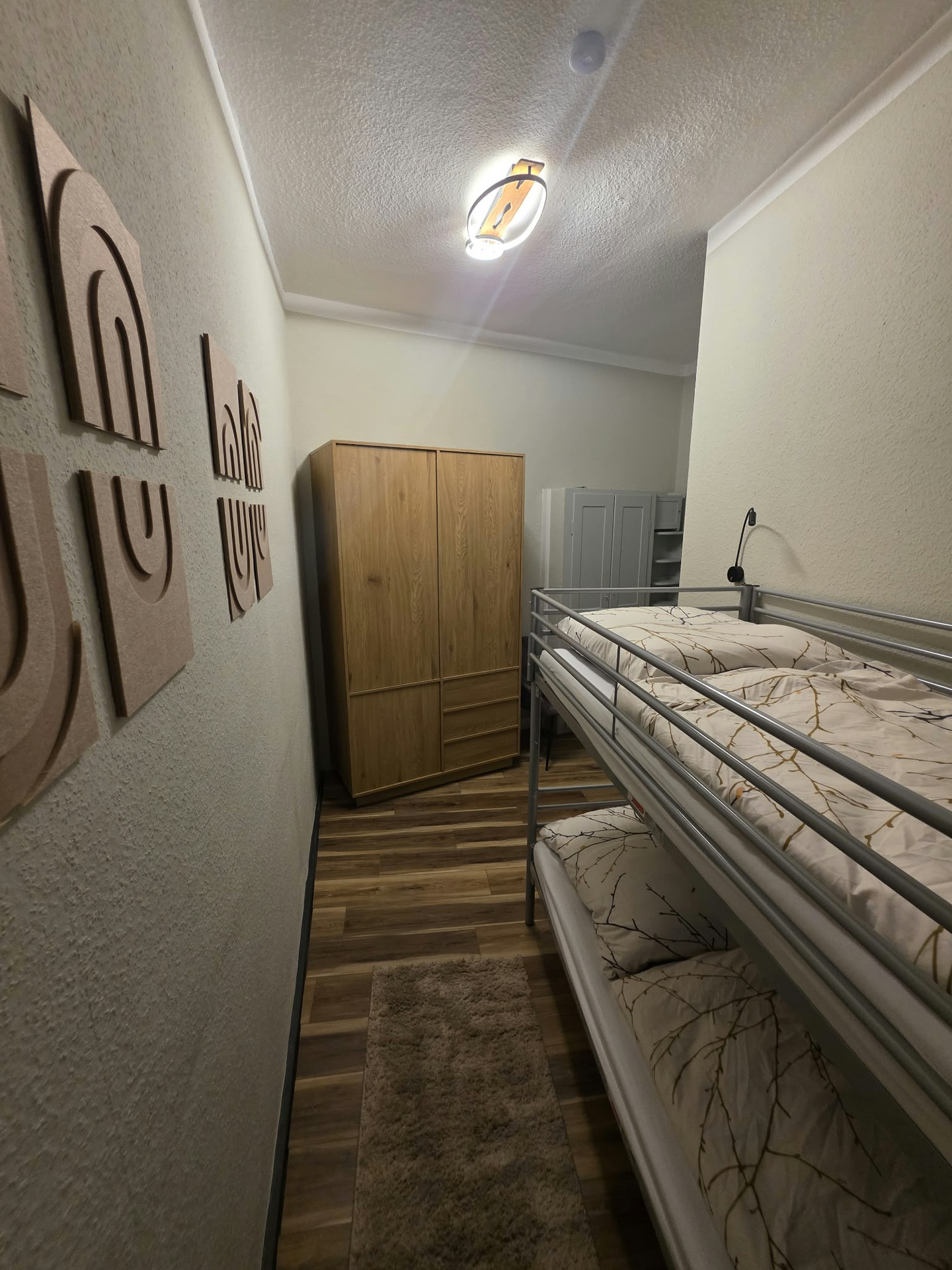Die Siegelstube mit Etagenbett und Kleiderschrank